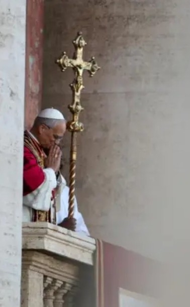 Huge crowds in St Peter's Square welcome Pope Leo XIV